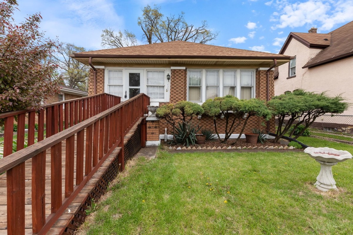 420 N Hebbard St from the street